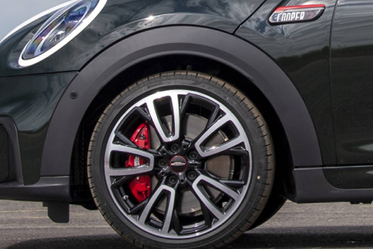 18-INCH JOHN COOPER WORKS WIELEN IN CIRCUIT SPOKE TWO-TONE GEMONTEERD.